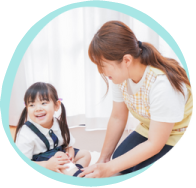 保育士と子供の写真